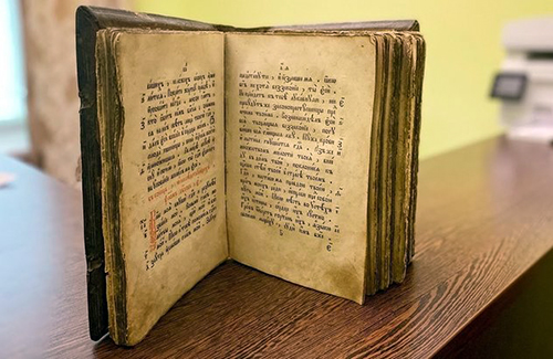 Митрополит Онуфрий передал в дар музею КДА ценную старопечатную книгу