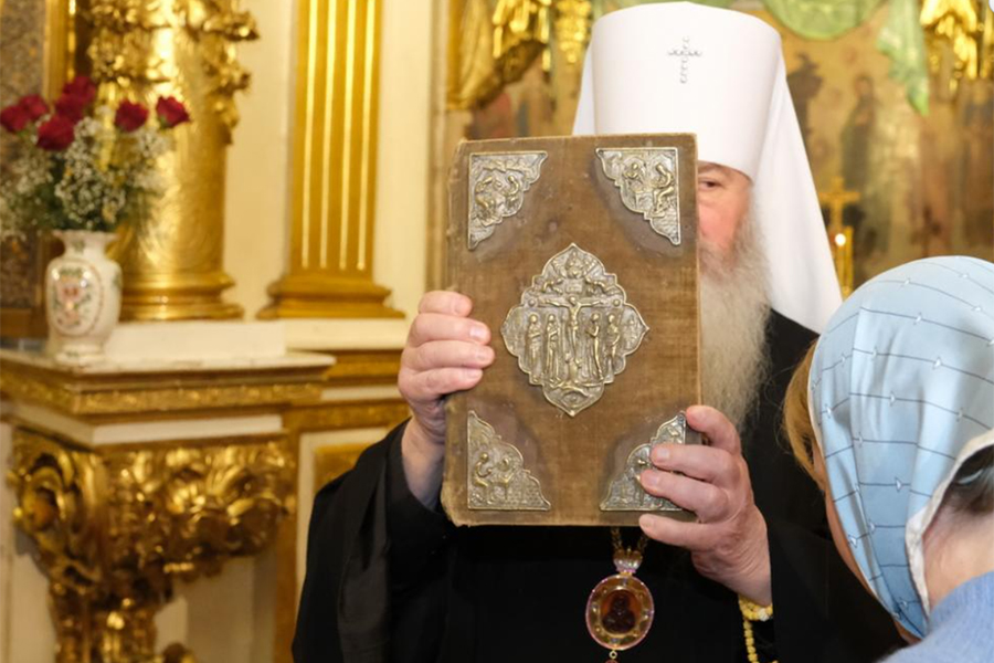 Старинное Евангелие вернулось в Успенский собор Владимира