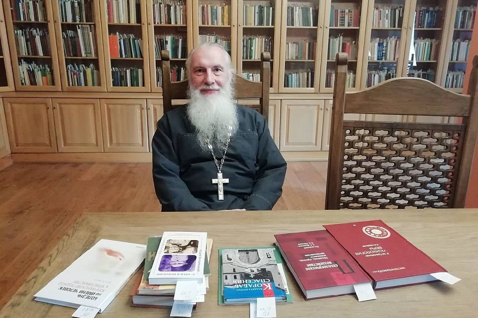 Синодальная библиотека подарила Старой Руссе более 100 книг
