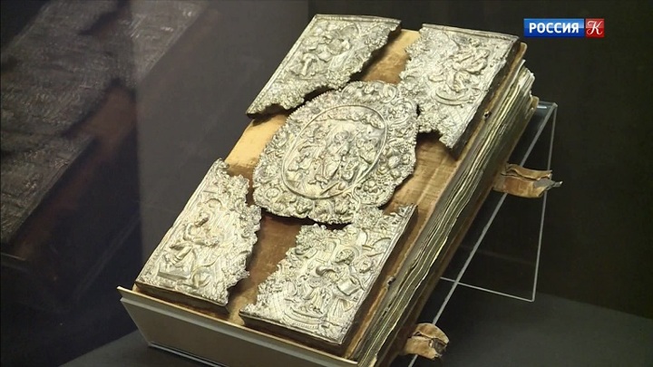 Во Владимире представили Евангелие XVI века, связанное с именем Николая II