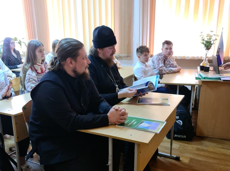 Уральская школьница написала книги о единоверческих приходах