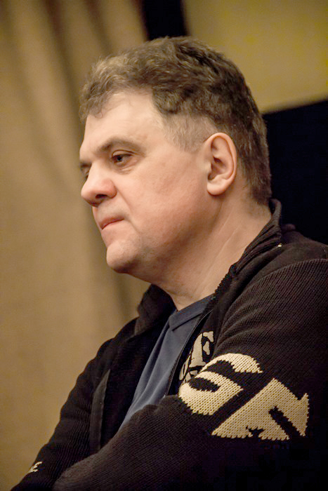 Отражаясь лицом от пречистых икон