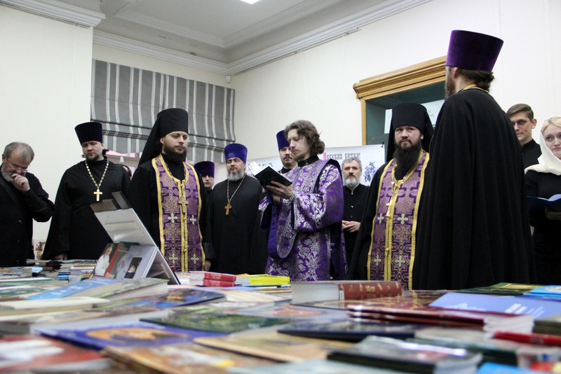 В Дальневосточной научной библиотеке открылась выставка духовной книги