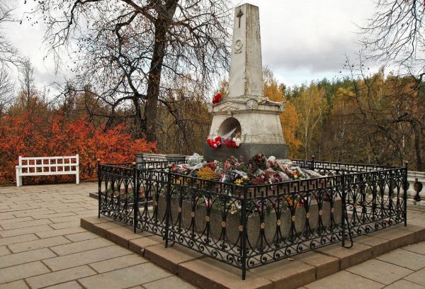 Началась реставрация могилы Пушкина в Святогорском монастыре