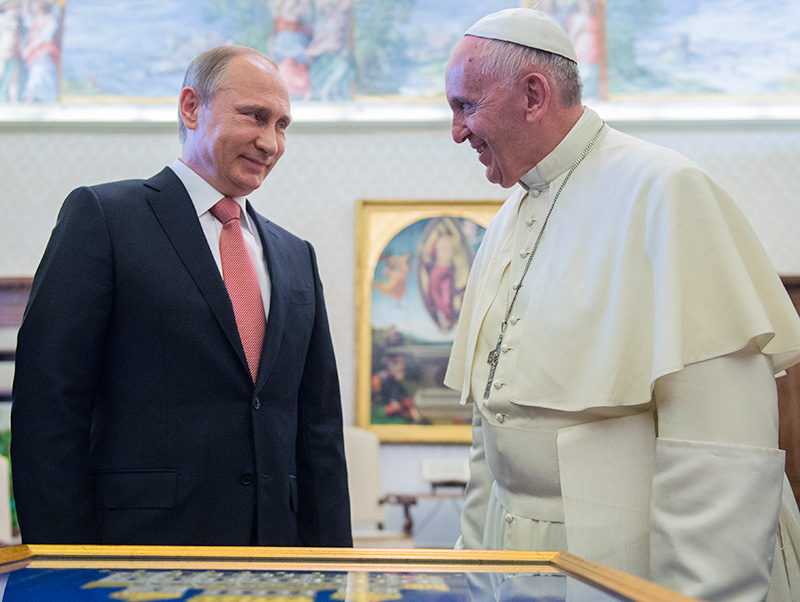Путин подарил папе Франциску на 85-летие скульптурный портрет Достоевского