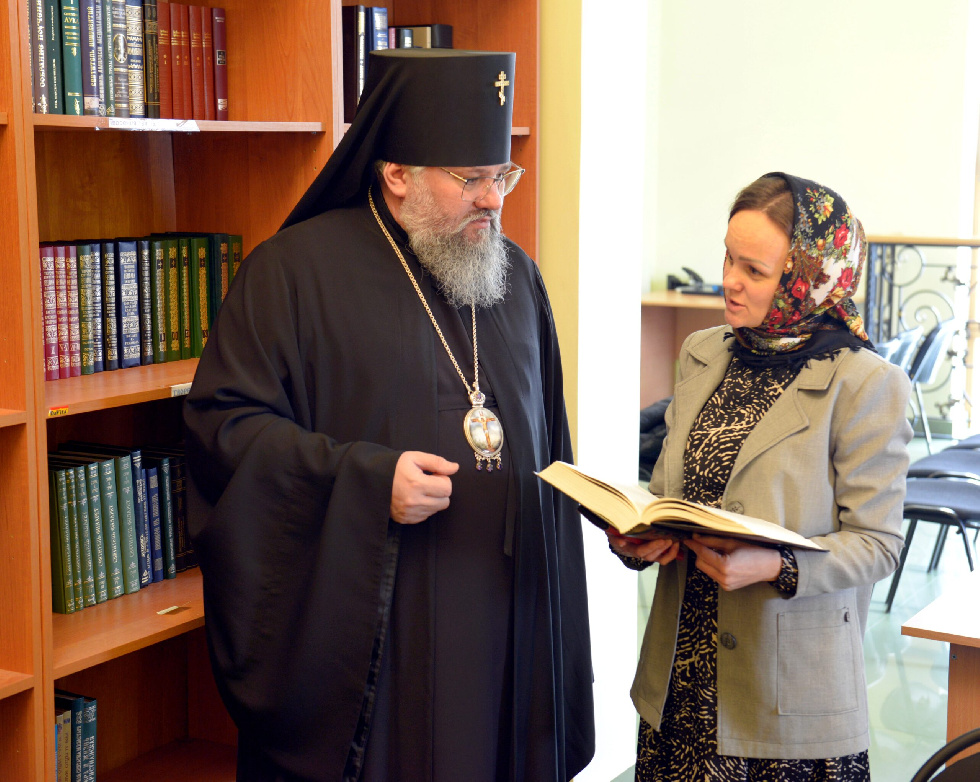 Глава Южно-Сахалинской епархии подарил свою личную библиотеку кафедральному собору
