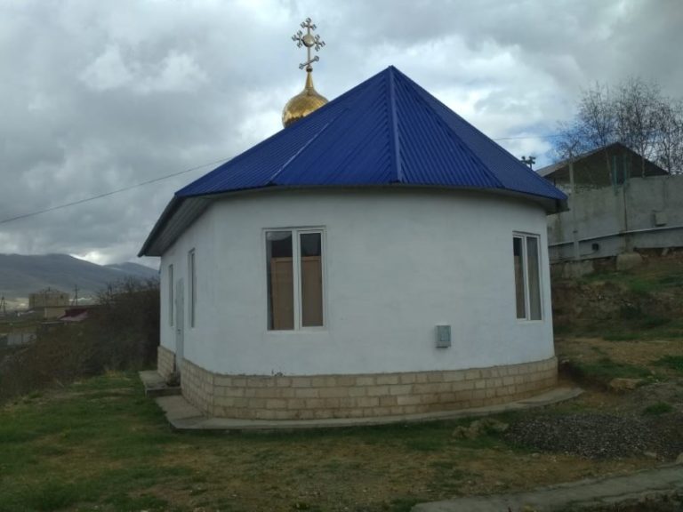 Смоленский приход передал книги восстанавливаемому храму в Дагестане