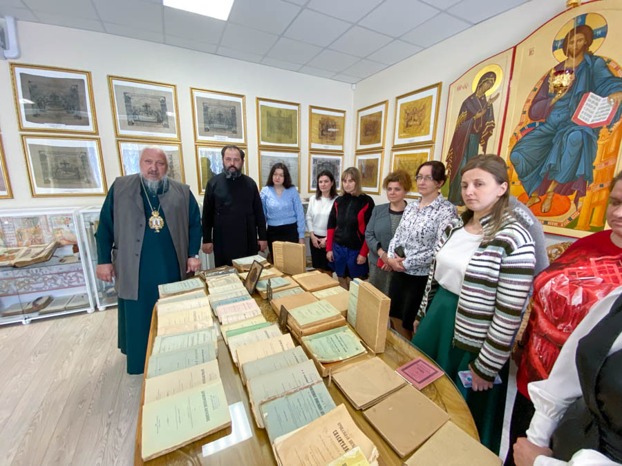Гомельской епархии передана в дар семейная библиотека праведного Иоанна Кормянского