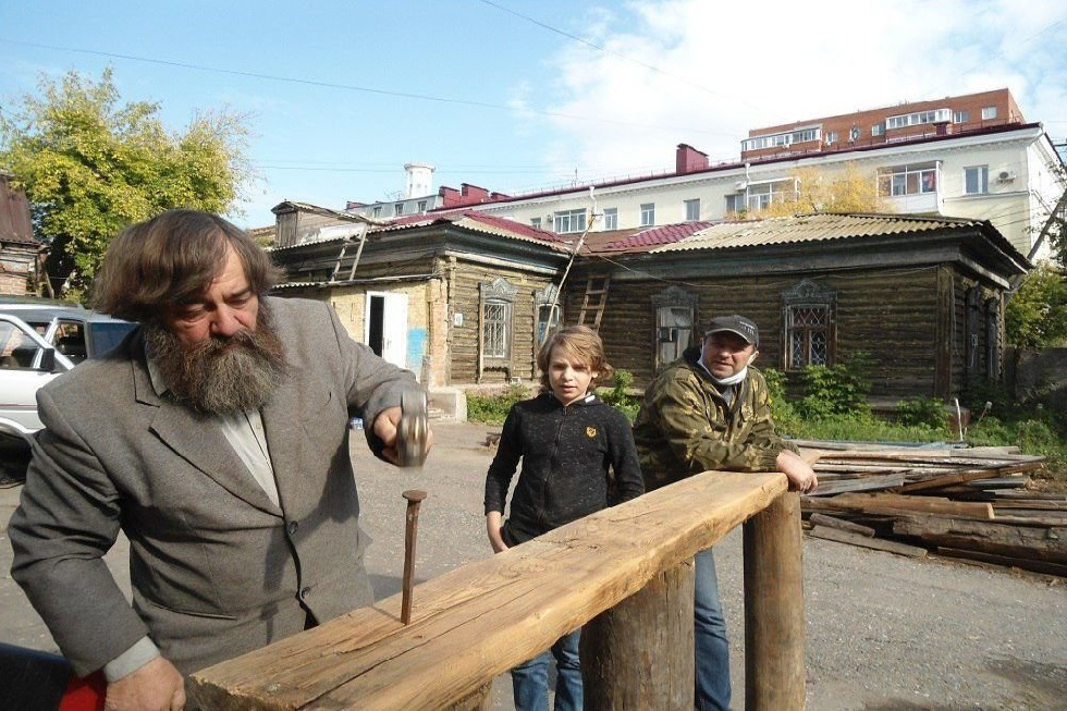 В Омске поставили скамейку для героев "Преступления и наказания"
