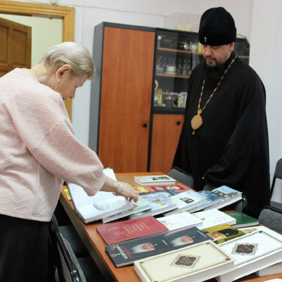 В Биробиджане открылась выставка «Основы православной веры»