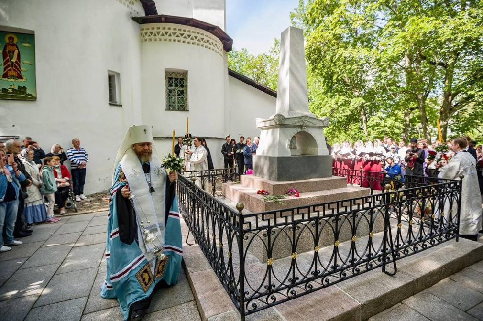 Митрополит Тихон (Шевкунов) совершил литию у могилы Пушкина 