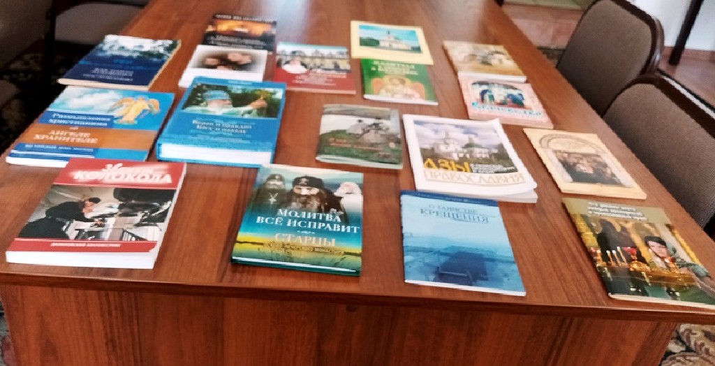 Омские прихожане передали литературу постояльцам социальной гостиницы