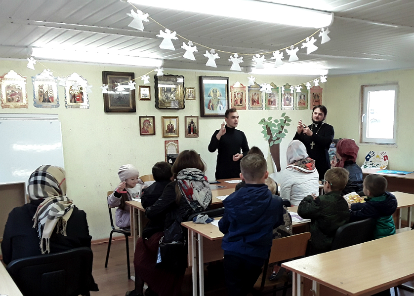 Прихожан ростовского храма учат языку жестов 