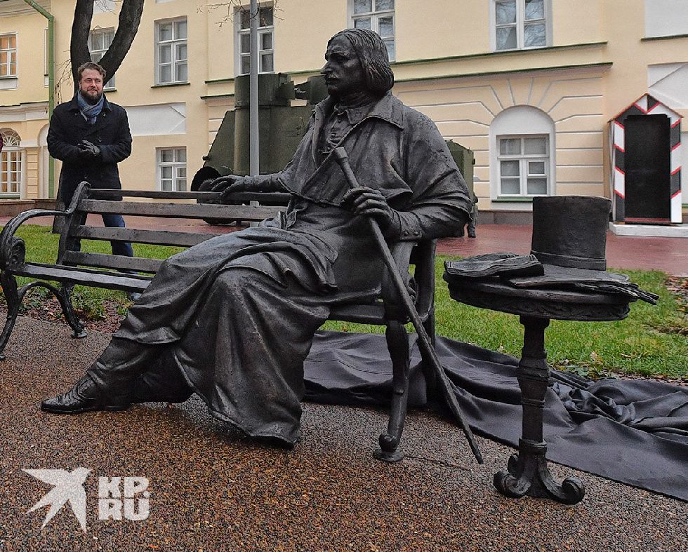 В Москве появились новые скульптуры писателей Николая Гоголя и Михаила Булгакова
