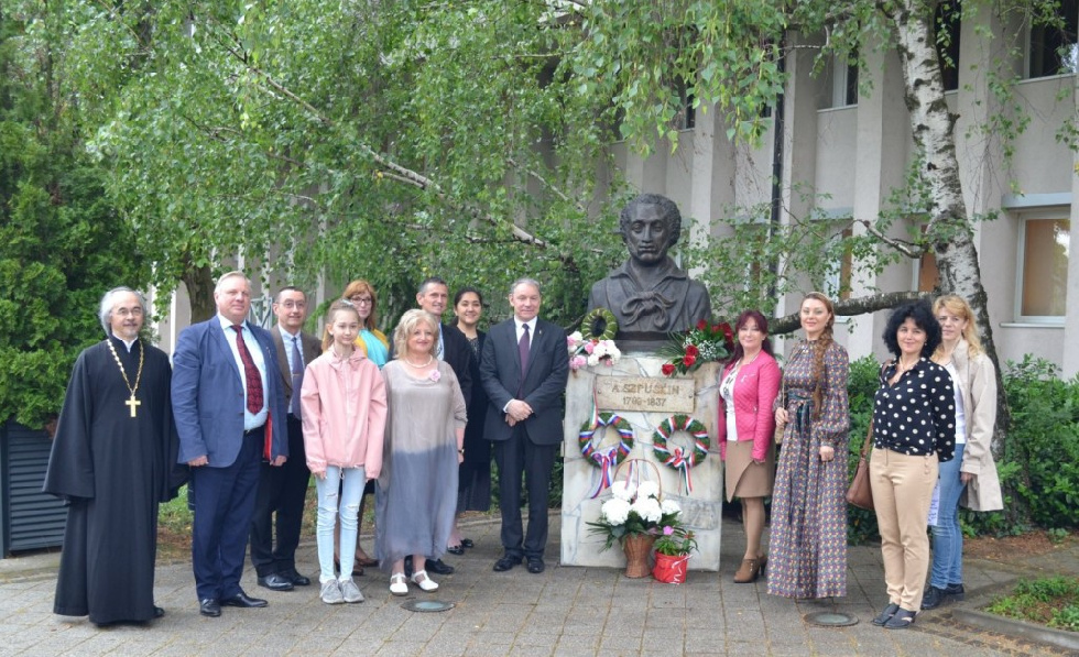 Памятник Пушкину освятили в Венгрии
