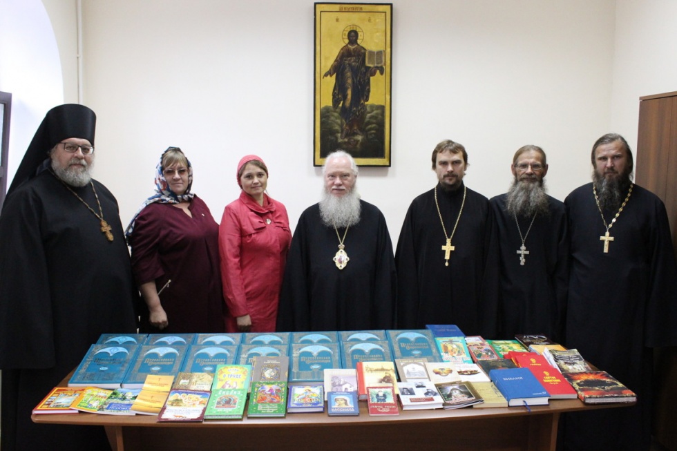 В Курганской епархии передали православную литературу местной библиотеке