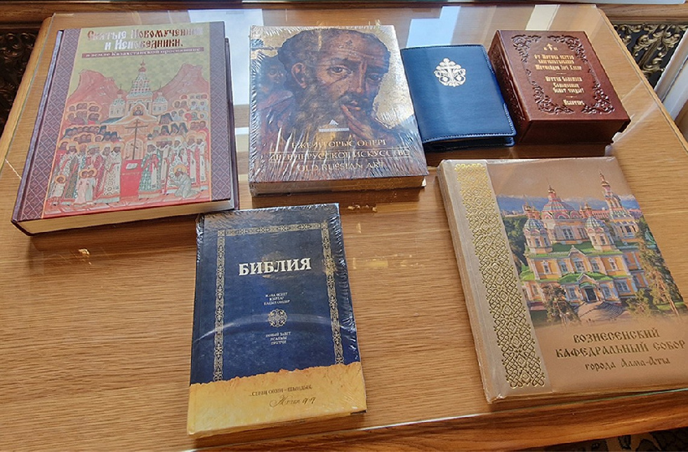 В библиотеку МДА переданы книги на казахском языке