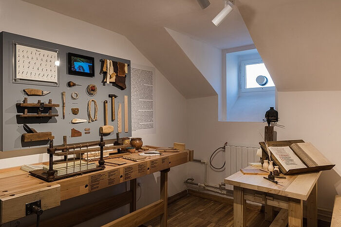 В музее Рублева открылась выставка «Мастерская иконописца и мастерская книжника»