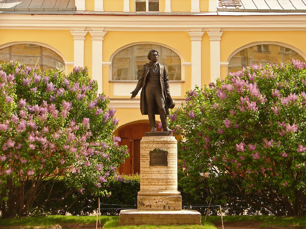 В музее-квартире Пушкина в Петербурге открылась выставка о памятниках на месте дуэли поэта