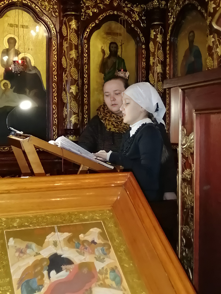 Ученики воскресной школы хабаровского собора прошли практику по церковнославянскому языку на богослужениях