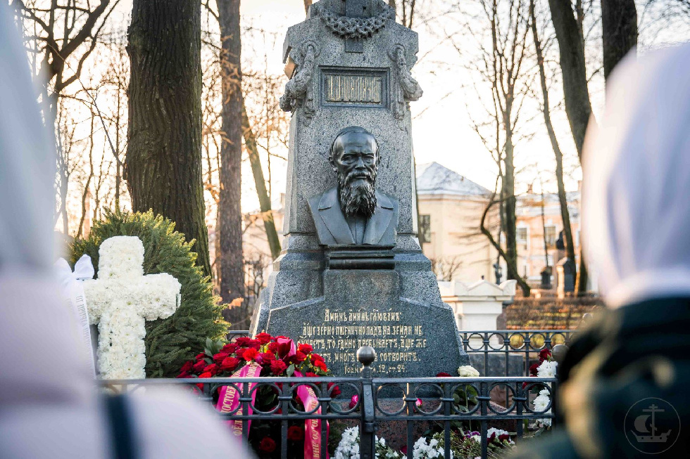 Студенты СПбДА совершили литию на могиле Достоевского 