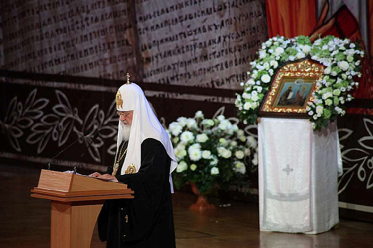 Патриарху Кириллу передали книгу «Закон Божий», которую читал его отец