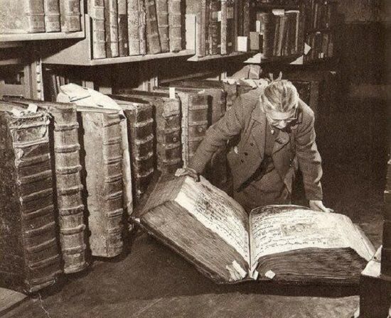 xDK-A-giant-book-from-the-1900s..jpg.pagespeed.ic.nMjYIfJomx.jpg
