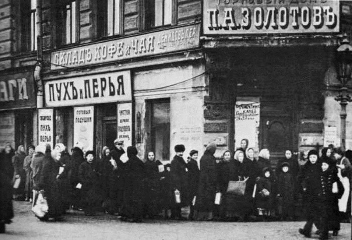Petrograd-1917-Ocheredi.jpg