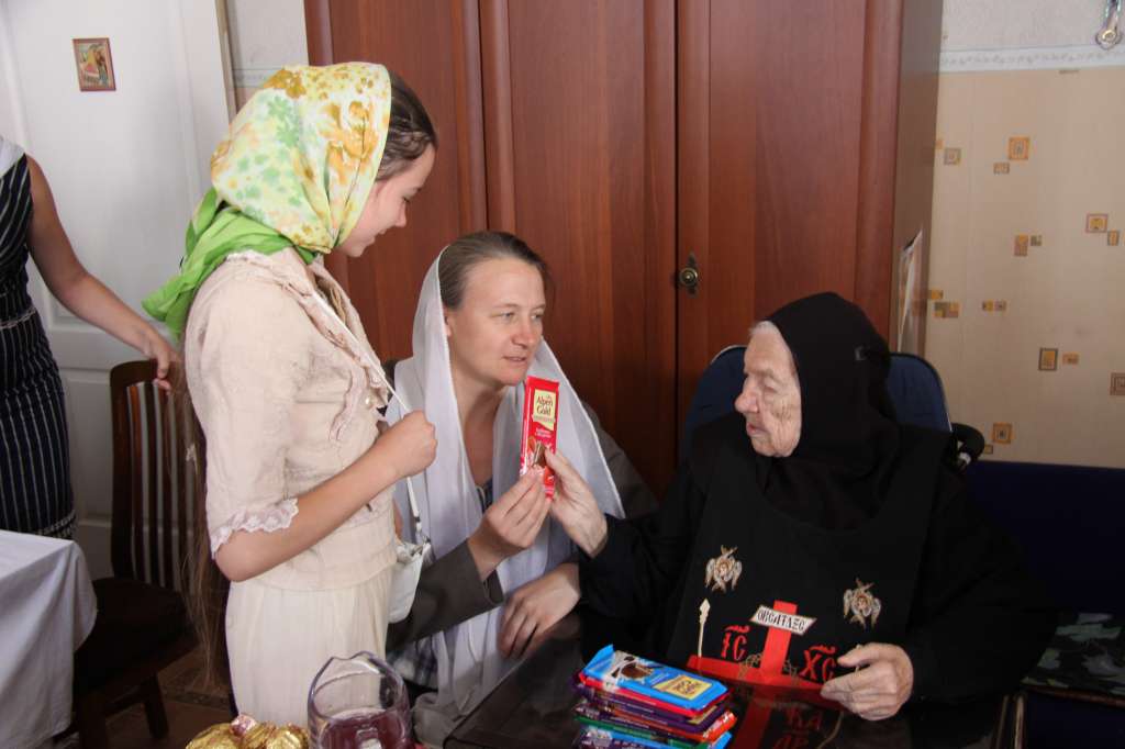 2011 08 08 Схимонахиня Мария с внучкоу Еленой и правнучкой Ксенией IMG_7386.JPG