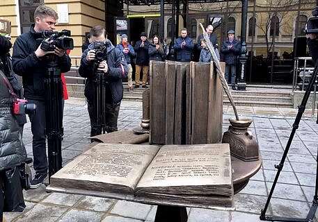 В Оренбурге открыли памятник словарю Даля