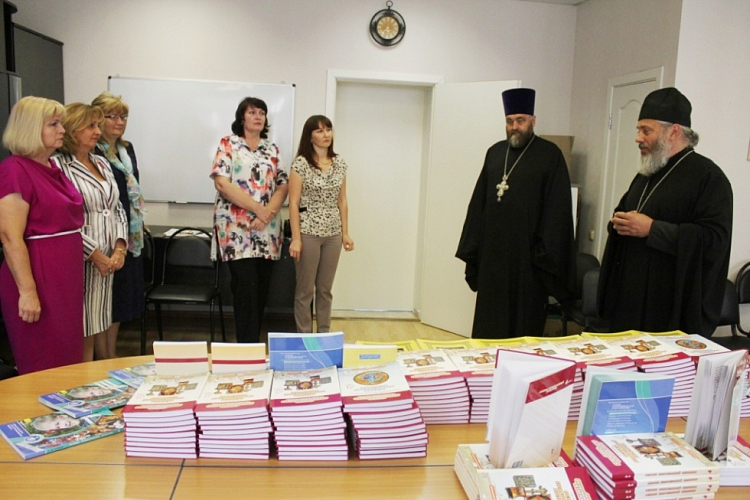 Калачёвская епархия передала в школы Волжского учебные пособия по ОПК