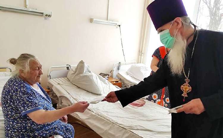 Бежецкие священники подарили Евангелие пациентам больницы