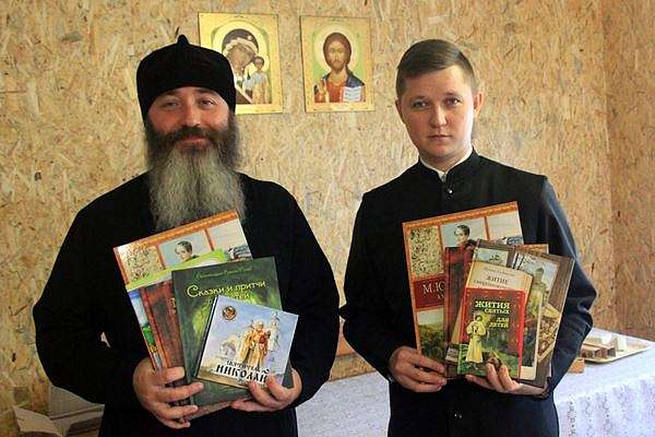 Издательский совет передал книги для детей из многодетных семей Владимирской епархии