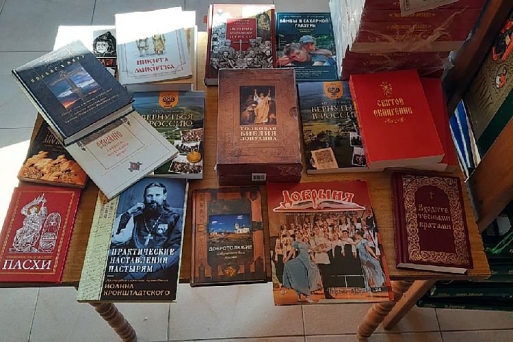 Тольяттинские священники собрали новые книги для сельского прихода