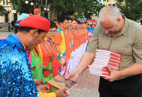 Гостям из Китая в Благовещенске подарили книги о православии на китайском языке