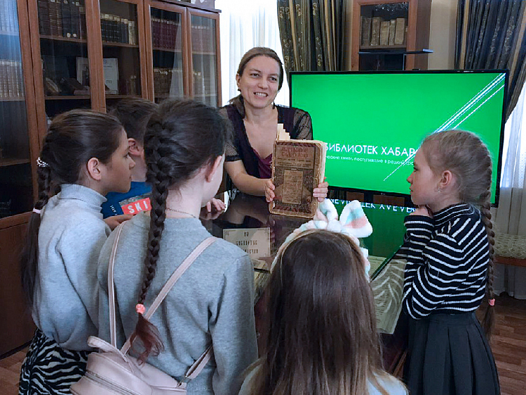 Учащиеся воскресных школ Хабаровска познакомились с экспозицией книжных памятников
