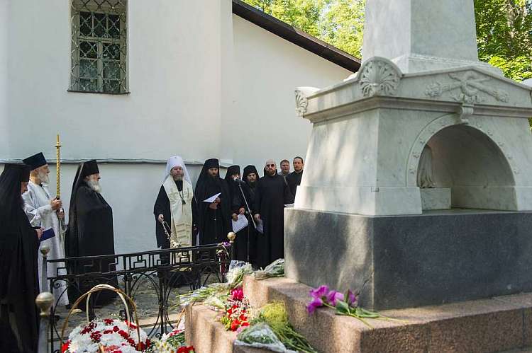 Митрополит Тихон (Шевкунов) совершил заупокойную литию на могиле А.С. Пушкина 