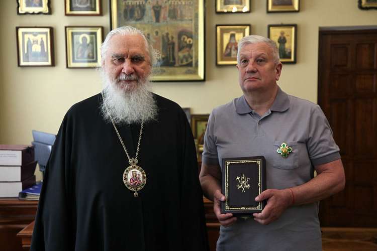 Церковь наградила писателя Александра Сегеня