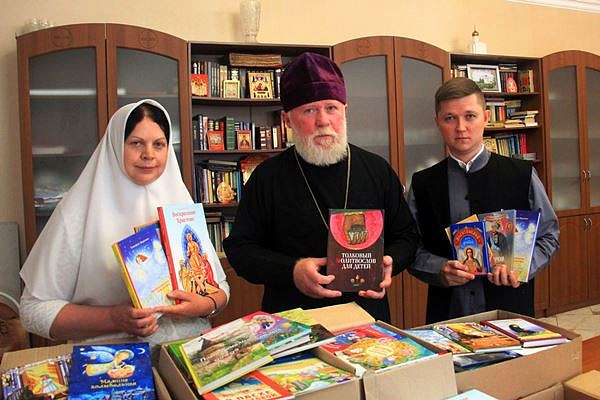 Издательский совет передал Владимирской епархии 600 экземпляров духовной и детско-юношеской литературы