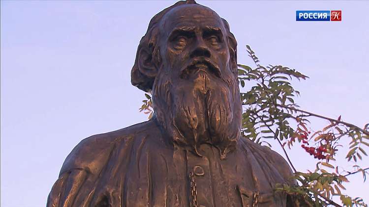 Памятник Льву Толстому открыли в МГИМО ко дню рождения писателя