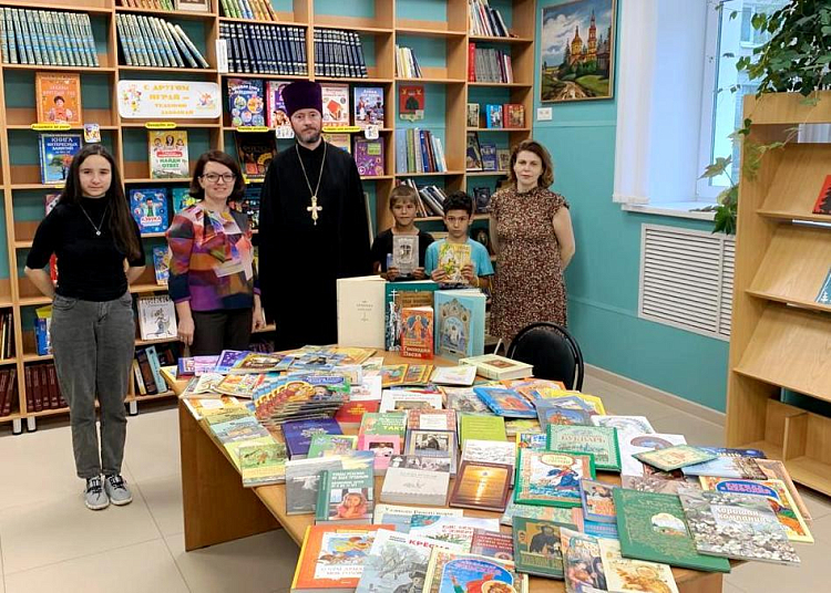 Бежецкая епархия передала книги в городские библиотеки