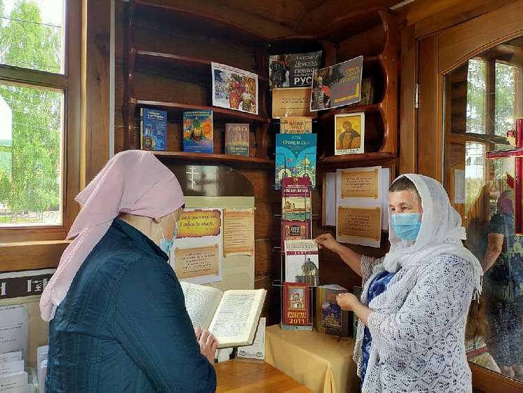 Молодежь провела книжную выставку в сибирском приходе