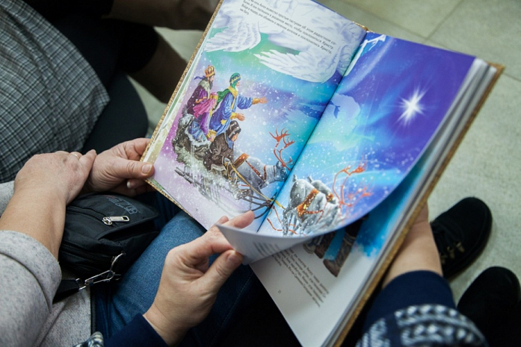 Евангелие для детей на долганском и русском языке представили в Красноярске