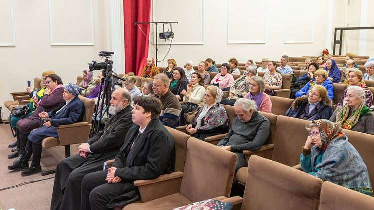 В Петербурге прошел вечер поэзии иеромонаха Романа