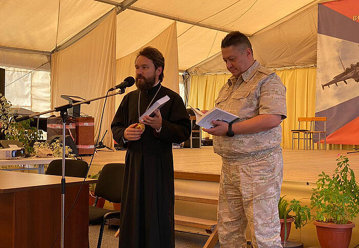 Митрополит Волоколамский Иларион передал свои книги российским военнослужащим в Сирии