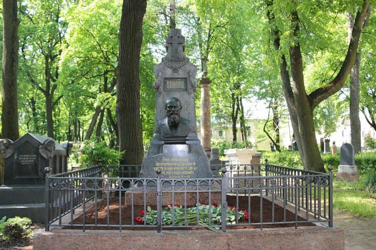 Отреставрировано надгробие на могиле Федора Достоевского