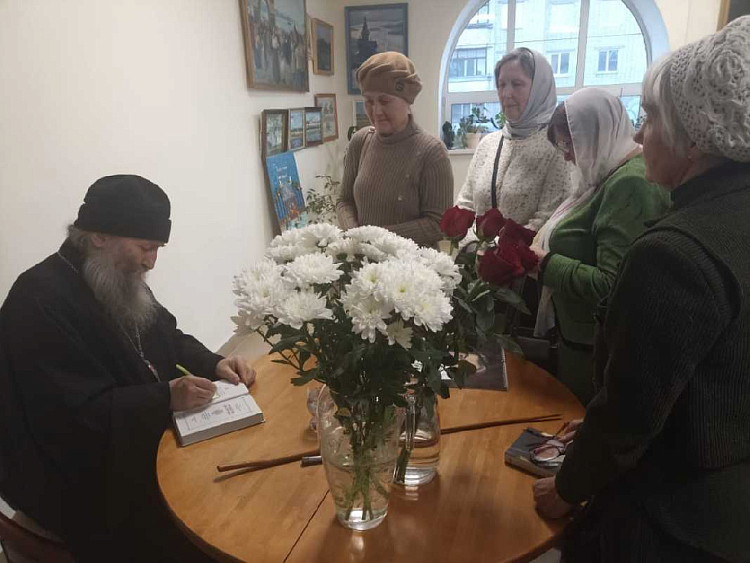 В Арсеньеве представили книгу воспоминаний главы епархии о старце Науме (Байбородине)