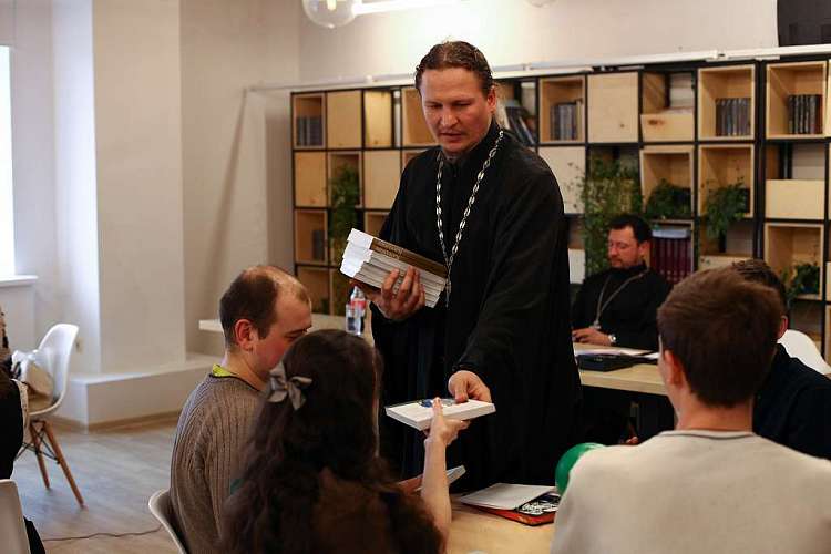 Патриарх Кирилл призвал создать обобщающий культурологический курс для школьников