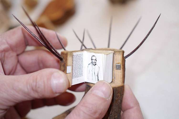 Омский художник-микроминиатюрист создал к юбилею Достоевского две микрокниги