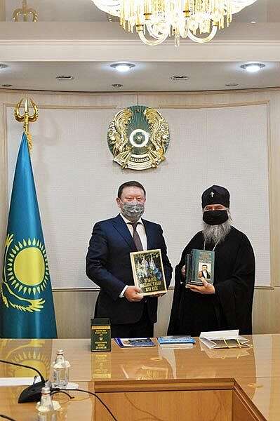 Митрополит Астанайский Александр подарил руководителю Северо-Казахстанской области книгу о храмах страны
